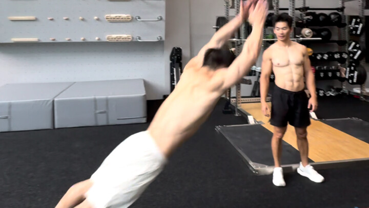 报告！他跳远作弊！