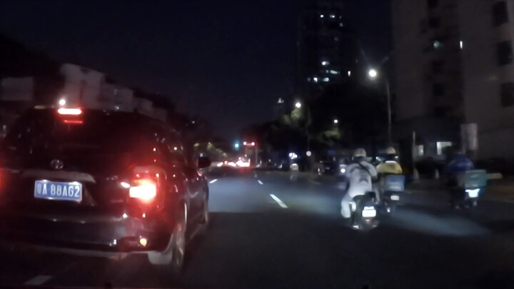 Kehidupan berkendara sehari-hari di Guangzhou: menemui lampu sein pilihan dan plat nomor adaptif