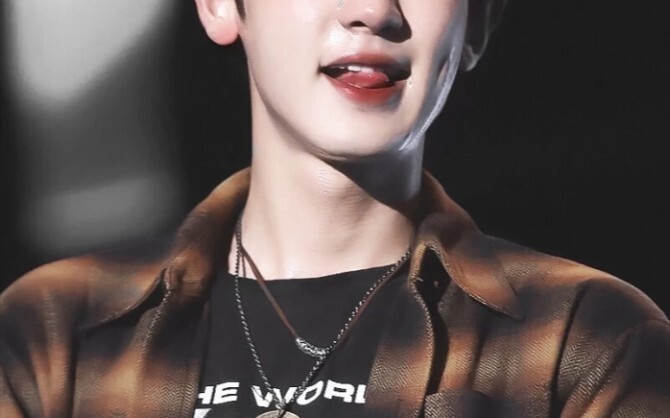 “لا تنسَ أنه ملك الجمال في كوريا الجنوبية فقط لأنه دائمًا مضحك!” جميل لدرجة الخنق، ومع ذلك لا يظهر ج