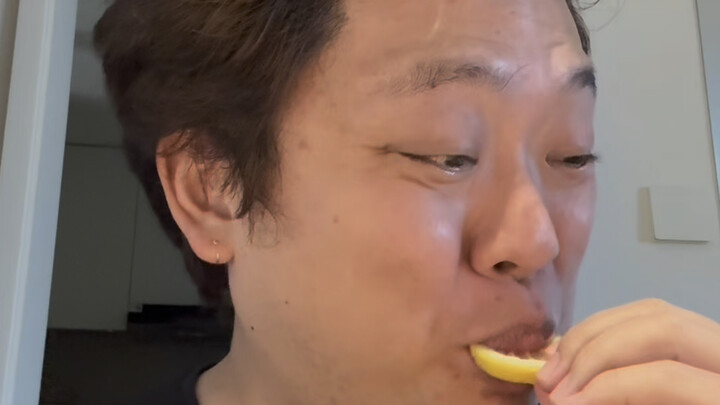 [Tantangan Jangan Tertawa] Bacalah lelucon kuno, jika tertawa maka harus makan lemon