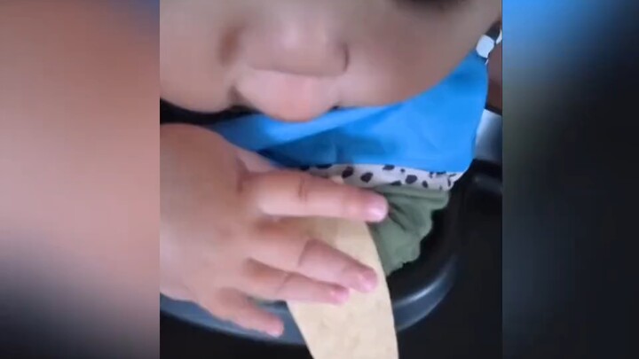 ลูกน้อย: มีของดีทำไมไม่รีบเอามาให้หนูตั้งแต่แรกเล่า!!!