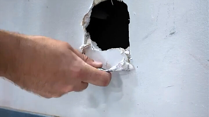 Sửa chữa lỗ thủng trên vách thạch cao