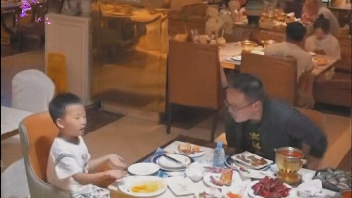 A father sets an example by eating leftover dishes, moving his child to tears of gratitude #Emotiona