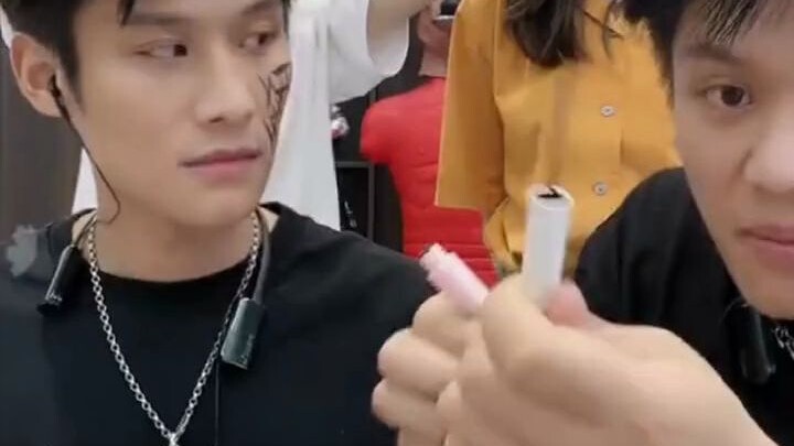 Xiao Yang’s wife disguised herself as a brand representative and infiltrated the livestream room.