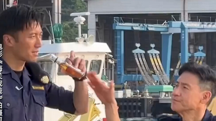 เซี่ย ถิงเฟิง กับ จาง เสวี่ยโหย่ว เพิ่งจะทะเลาะกันจนเส้นเลือดขึ้นคอเมื่อวินาทีก่อน แต่วินาทีถัดมาพวก