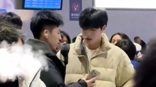 高铁站遇心动男孩胆小不敢主动，弟弟神助攻帮忙要微信！