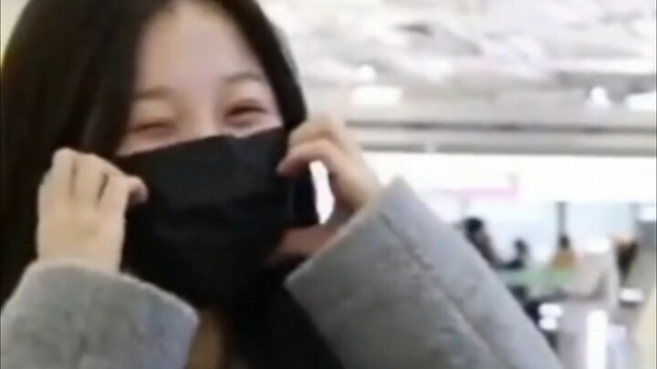 Yu Shuxin bertingkah seperti anak manja di bandara Korea dan meminta wartawan Korea untuk membantu m