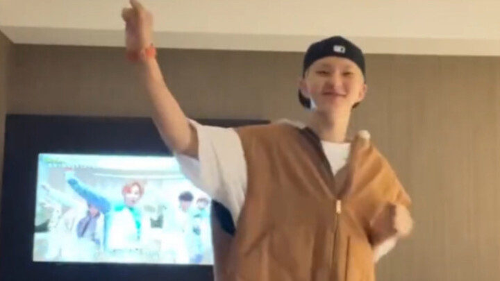 So! Cute! It’s a total hit! Rongrong, live-streaming during quarantine: I’m reacting to myself.