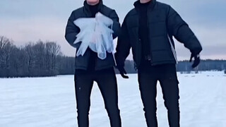 Si kembar ini bisa merekam video keren hanya dengan ponsel dan alat peraga