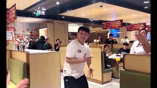 抢镜就算了，你还创新，创新也可以理解， 你还超越
