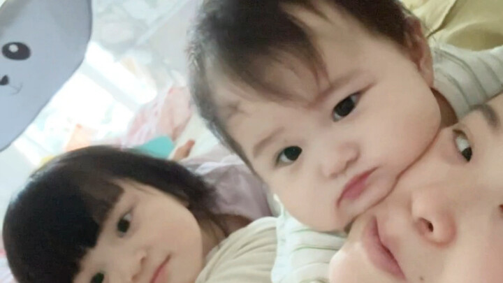 Vừa ngủ dậy là hai con gái đã bò lại gần dán sát vào mẹ rồi~ Các bạn thì không thế chứ gì?