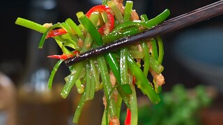Tauge bawang putih yang disobek dengan tangan lalu ditumis bersama daging ini, setiap helainya meres