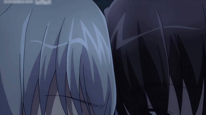 The shy silver-haired girl wants to kiss the male protagonist