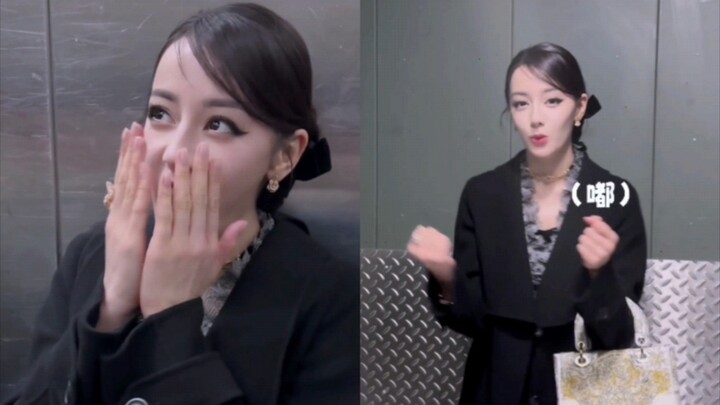 Next, please watch the dance and song performed by Ms. Dilraba Dilmurat!