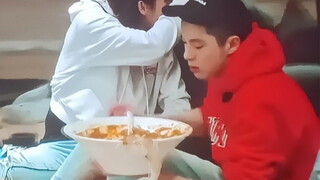 Cứu tôi với! Sao bát của anh ấy to như cái chậu vậy! Thật may quá! Suýt chết đói rồi! Vương Hạc Đệ