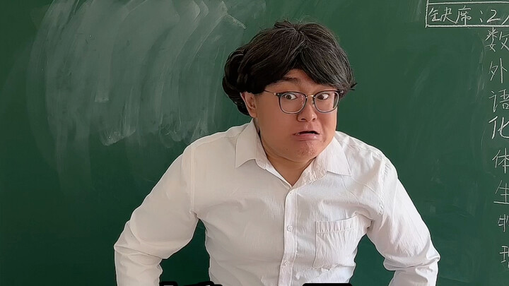 Para cowok melakukan senam pagi dengan gerakan yang berlebihan, sementara para cewek melakukannya de