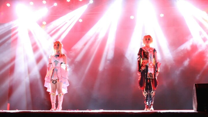 ในงานปาร์ตี้ของโรงเรียน ฝาแฝดเต้นเพลง God's Drift