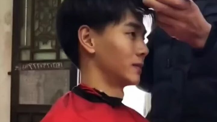 หนุ่มตัดสินใจโกนผมสั้นเกรียนเพื่อเข้ารับราชการทหาร เจ้าตัวเผยนี่เป็นครั้งแรกที่ตัดผมสั้นขนาดนี้ 'เข้