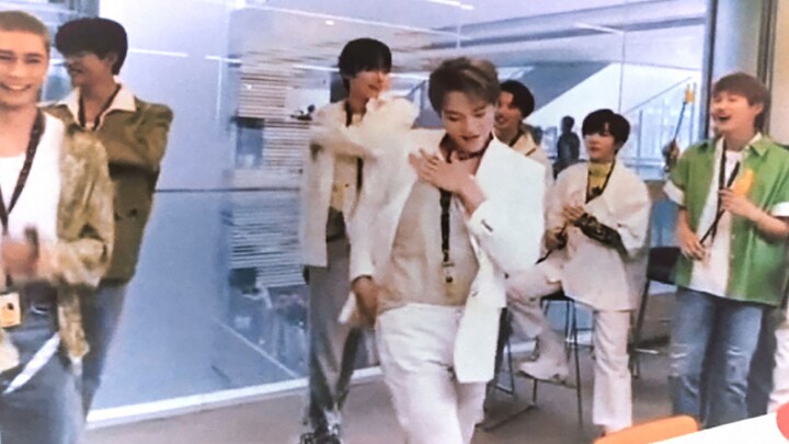 世 界 冠 军 随 便 扭 扭 | Santa解锁女团舞百万直拍续作 | INTO1赞多