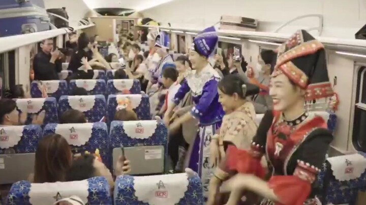 Subjek 3 mendunia! Kru kereta Laos menampilkan flash mob Subjek 3