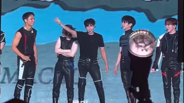 The entire venue sang a light-music anthem—didn’t expect that, did you? The second person: This is a