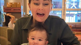 What do Chinese and American families eat to celebrate their four-week anniversary?