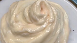 فستان سهرة أبيض على شكل أومو-ريسو! عالم الأومو-ريسو حقًا أصبح شديد التنافس!