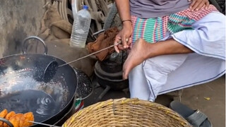 Quá trình làm ra những viên bánh nhỏ giòn.