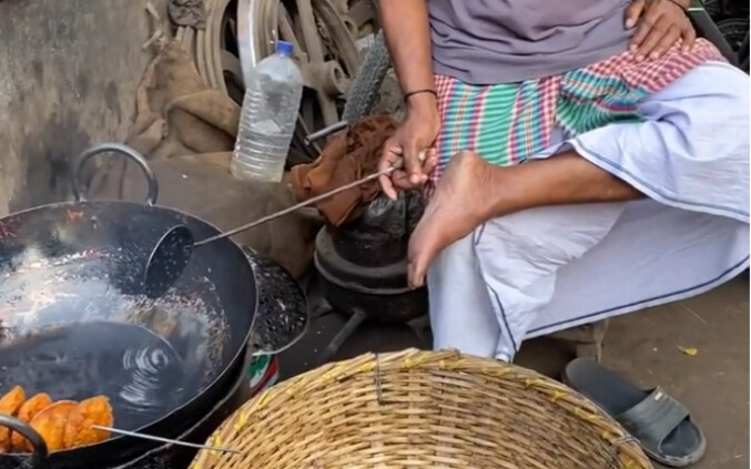Quá trình làm ra những viên bánh nhỏ giòn.