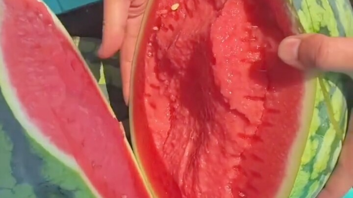 “This watermelon looks amazing～”
