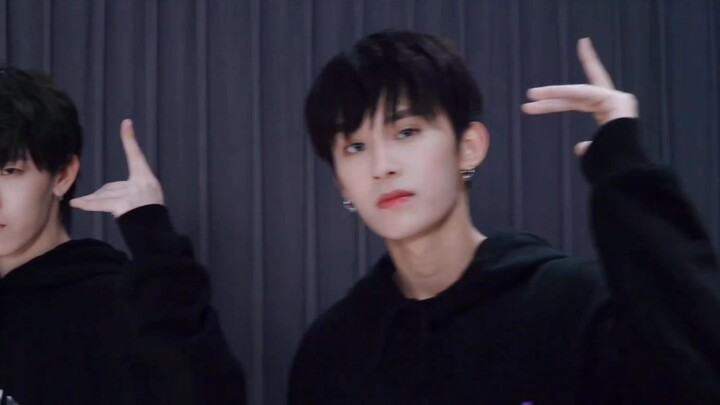 [Chen Junyu] This practice room is just too pleasing to the eye, isn't it?