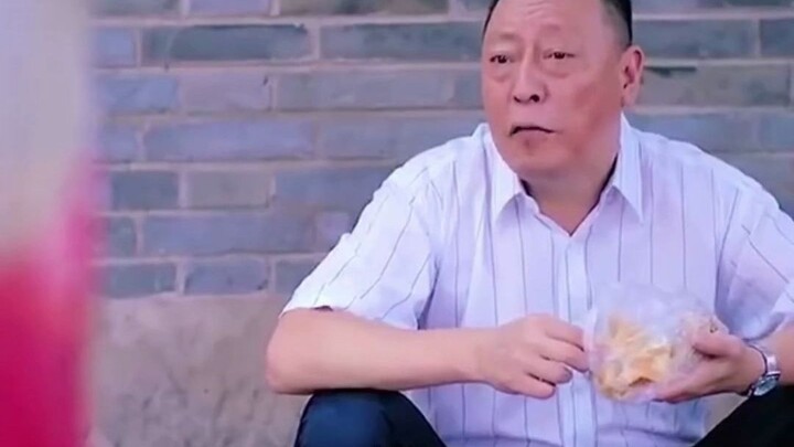 Seorang kakek di pinggir jalan sekadar melihat cara menjual pancake, namun keesokan harinya ia sendi