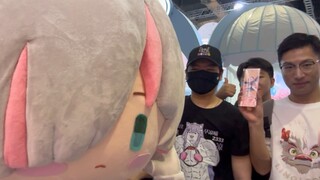 The super beautiful 3D big head VUP who appeared at the BW scene took a photo with the brothers