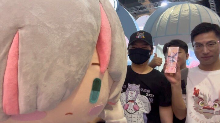 The super beautiful 3D big head VUP who appeared at the BW scene took a photo with the brothers