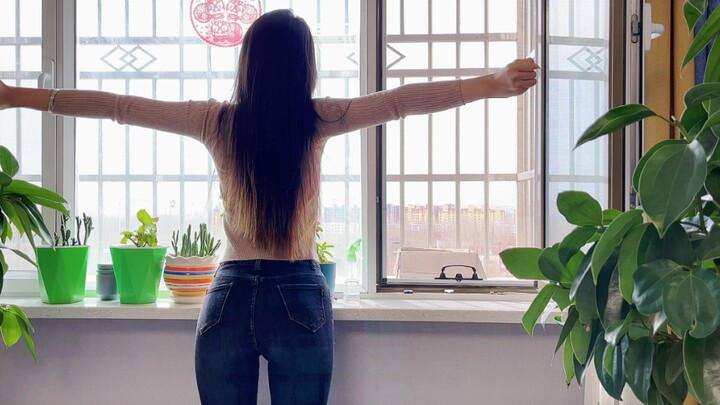 Pakai celana jeans malah bikin bokongku terlihat besar, sepertinya pakaian olahraga lebih cocok buat