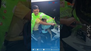 Tak Ada Mantel, Karung Bekas Makan Kucing Pun Jadi Demi Bocil Tak Basah saat Naik Motor