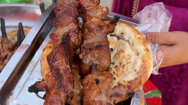 เนื้อย่างกิ่งหลิวที่ตลาดใหญ่ซินเจียง 串ละ 10 หยวน เนื้อครึ่งชั่ง!