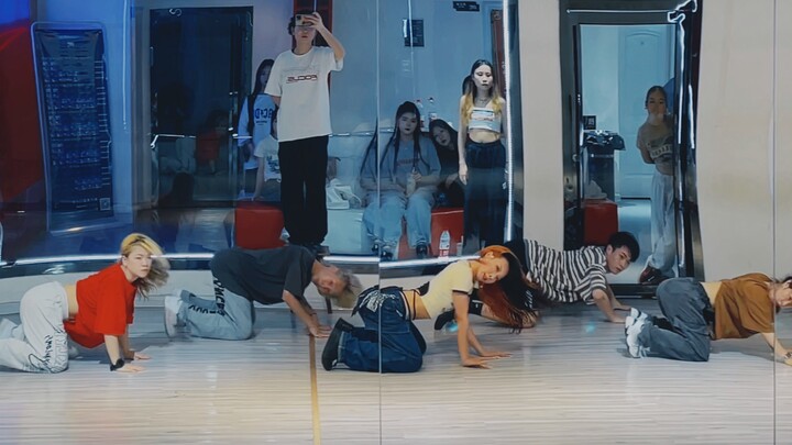 Panpan choreographs illusion. I want to see the four beauties of aespa scrubbing the floor.