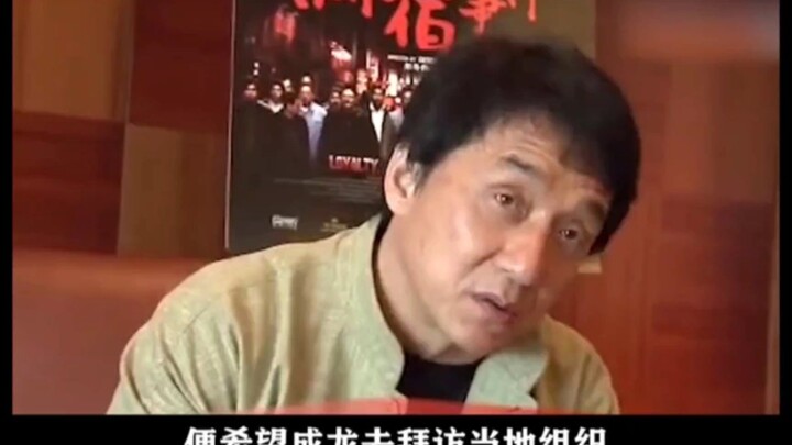 تأثير جاكي شان: صحفي حربي صيني ينجو بحياته في لحظة حاسمة بفضل صورة واحدة مع جاكي شان فقط!