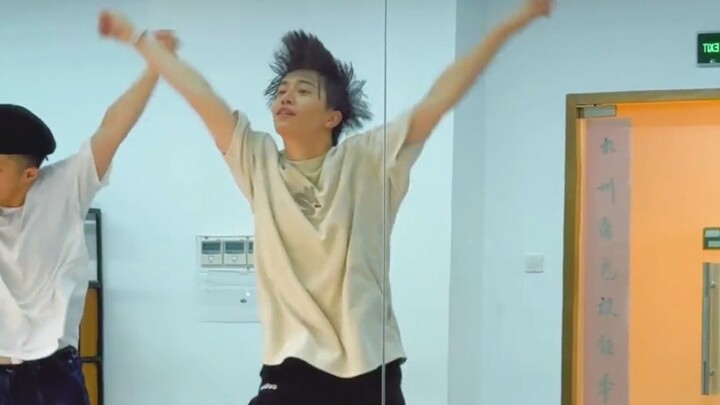 【ห้องซ้อมของป๋ออวิ่น】เต้นเพลง "จูเหวิน" ของดงบังชินกิ สักช่วงสั้นๆ