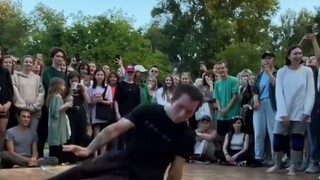 This wave of street dance is so exaggerated that the crowd is stunned