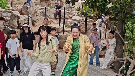 At Kaifeng Wansuishan, a young woman learns the "head-chopping dance" from an older sister, with con