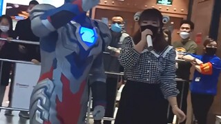 About the host of the fan meeting who has to take care of Zeta in addition to the children
