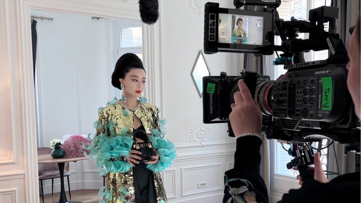 【Fan Bingbing】 Rekaman resmi sebelum berangkat ke peragaan busana siap pakai Musim Gugur/Musim Dingi