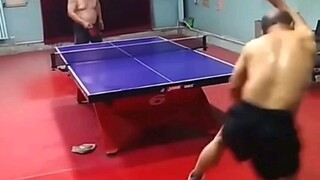 Itu hanya seorang pria Tionghoa tua yang sedang bermain tenis meja.