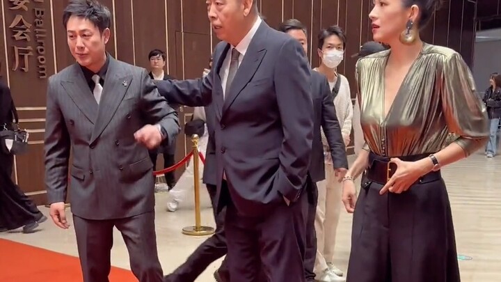 ฉากบนพรมแดงเมื่อคืนนี้แสดงให้เห็นได้อย่างแท้จริงว่าอุตสาหกรรมบันเทิงเป็นโลกแห่งชื่อเสียงและเงินทอง
