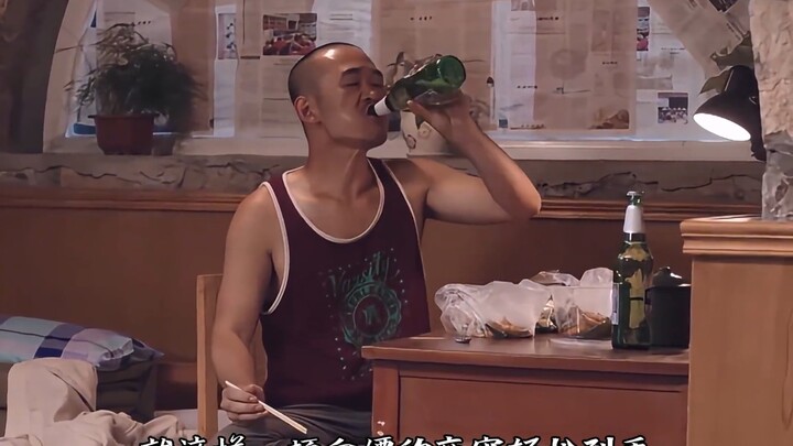 Nhân viên phụ trách rau củ trộm rau mang về nhà ăn đêm miễn phí, tưởng rằng kín kẽ vô cùng, nào ngờ 