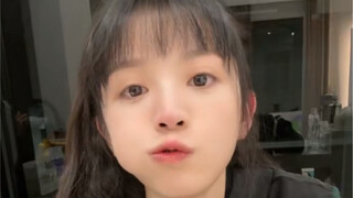 "Sao nhiều người nhìn mình ăn thế nhỉ? Ai cũng rảnh rỗi thế~"
