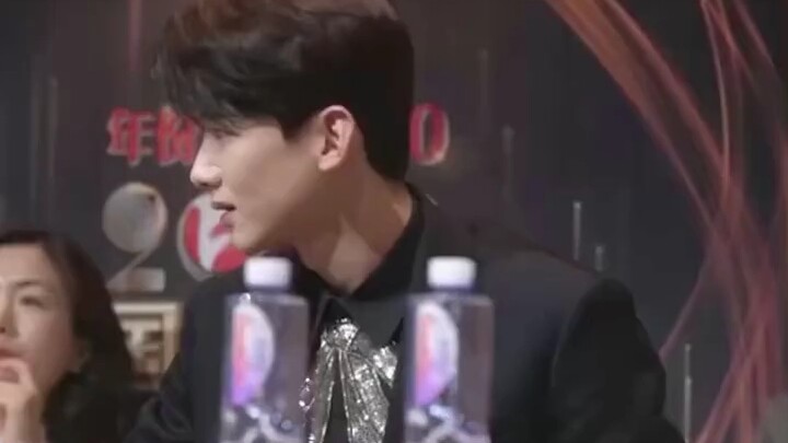 ไป๋จิ้งถิงจะแสดงให้ทุกคนดูว่าเจ้าชายดื่มน้ำยังไง