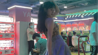 Have you ever seen such a cute belly? Hahaha, cute girls also love the hot girl dance